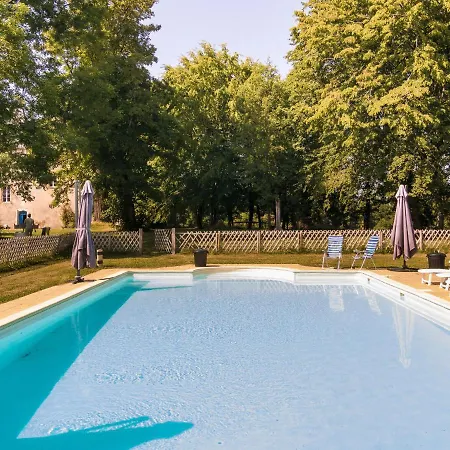 Hébergement de vacances Heritage Chateau In Chaleix With Shared Pool