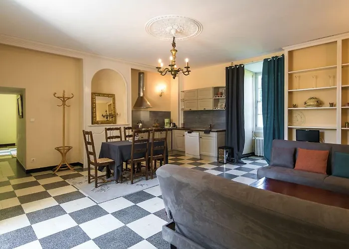 Hébergement de vacances Castle In Chaleix By Forest *